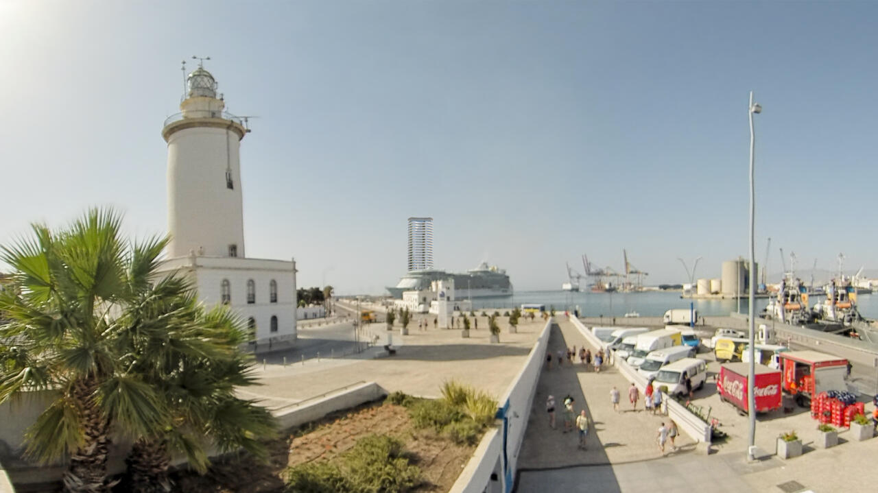 El paseo marítimo al lado de la torre del puerto Málaga